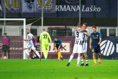 Muraši so se veselili vodstva 0:3, nato pa nerazumljivo prejeli tri zadetke. Na fotografiji sta Matic Maruško in Martin Šroler.