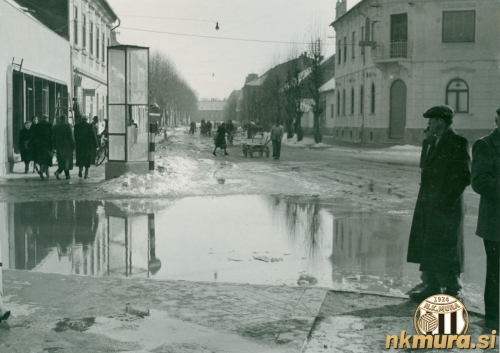 Pogled proti nekdanji Titovi oz. današnji Slovenski ulici. Pogled proti nekdanji Titovi oz. današnji Slovenski ulici.