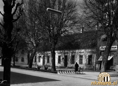 Občni zbor je potekal v prostorih stare osnovne šole na Titovi (današnji Slovenski) ulici. Državno ljudsko šolo so zgradili leta 1875. Leta 2022 so na tem mestu stanovanja, spodaj pa trgovine. Pred zgradbo se je dolgo časa nahajal kiosk slaščičarne Šport.