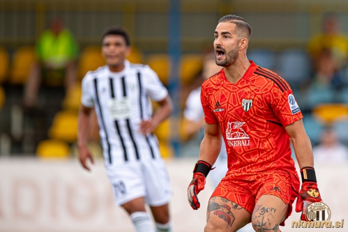 Matko Obradović. V ozadju Kobie Morris. Matko Obradović. V ozadju Kobie Morris.