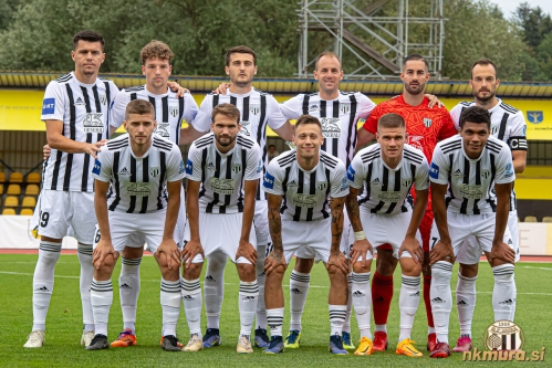Enajsterica Mrue s tekme proti Radomljam. Stojijo od leve: Daku, K. Cipot, Petković, Maruško, Obradović in Kous. Čepijo: Beganović, Pucko, Šroler, Bobičanec in Morris. Enajsterica Mrue s tekme proti Radomljam. Stojijo od leve: Daku, K. Cipot, Petković, Maruško, Obradović in Kous. Čepijo: Beganović, Pucko, Šroler, Bobičanec in Morris.