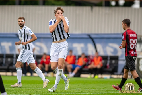 Kai Cipot  se veseli prvega zadetka v sezoni 2022/23. Levo je Klemen Pucko, desno pa Alen Korošec. Kai Cipot  se veseli prvega zadetka v sezoni 2022/23. Levo je Klemen Pucko, desno pa Alen Korošec.