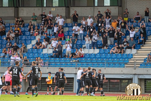 Muraši se veselijo zmage na stadionu ŽAK v Ljubljani. Muraši se veselijo zmage na stadionu ŽAK v Ljubljani.