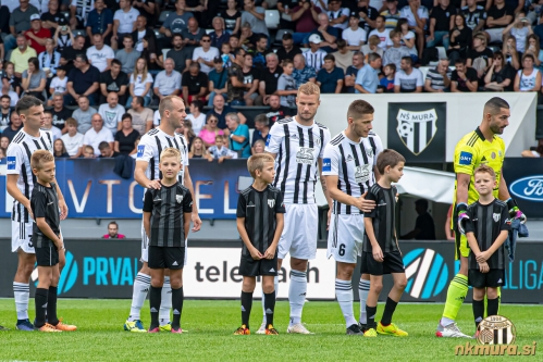 Pozdrav pred tekmo. Od leve: Srđan Kuzmić, Matic Maruško, Gregor Balažic, Amar Beganović in Matko Obradović. Pozdrav pred tekmo. Od leve: Srđan Kuzmić, Matic Maruško, Gregor Balažic, Amar Beganović in Matko Obradović.