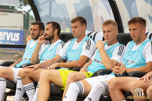 Murina rezervna klop. Od leve: Alen Kozar, Žiga Kous, Mihajlo Baić, Klemen Mihelak in Josip Majić. Murina rezervna klop. Od leve: Alen Kozar, Žiga Kous, Mihajlo Baić, Klemen Mihelak in Josip Majić.