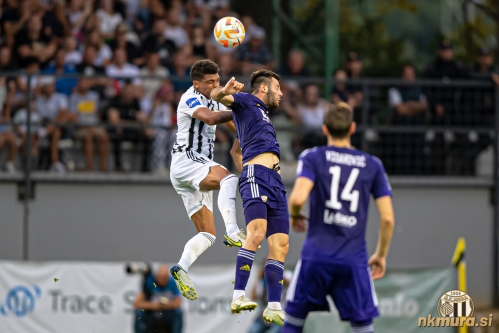 Eden izmed mnogih zračnih dvobojev na prekmursko - štajerskem derbiju. Eden izmed mnogih zračnih dvobojev na prekmursko - štajerskem derbiju.