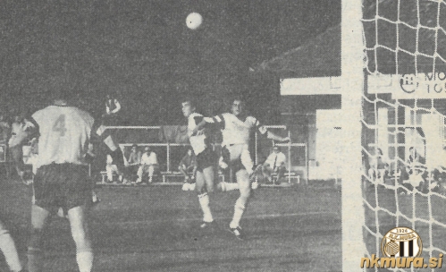 Razburljiva akcija pred golom Potrošnika na tekmi Mura : Potrošnik (1. september 1991). Razburljiva akcija pred golom Potrošnika na tekmi Mura : Potrošnik (1. september 1991).