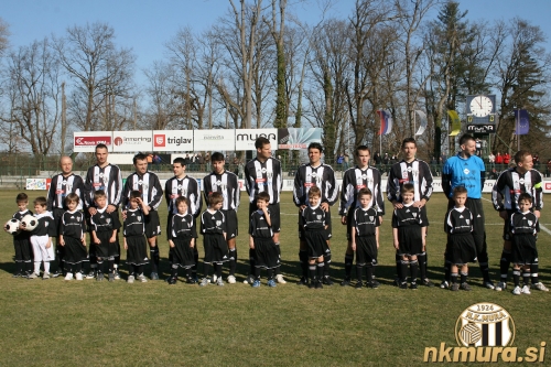 Nogometaši Mure na prvenstveni tekmi proti Beli Krajini (8. marec 2009). Stojijo od leve: Sebastjan Vogrinčič, Marko Kmetec, Borut Gerenčer, Jernej Janža, Kristjan Kulčar, Marko Balažic, Milidrag Marič, Matic Maruško, Klemen Bingo, Boštjan Kamnik in Darjan Slavic. Nogometaši Mure na prvenstveni tekmi proti Beli Krajini (8. marec 2009). Stojijo od leve: Sebastjan Vogrinčič, Marko Kmetec, Borut Gerenčer, Jernej Janža, Kristjan Kulčar, Marko Balažic, Milidrag Marič, Matic Maruško, Klemen Bingo, Boštjan Kamnik in Darjan Slavic.