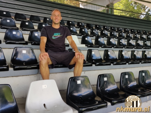 Matic Maruško na južni tribuni stadiona Fazanerija. Matic Maruško na južni tribuni stadiona Fazanerija.