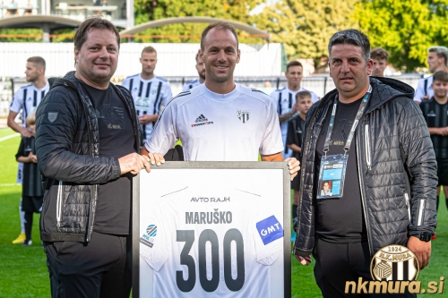 Matic Maruško prejema darilo za odigranih več kot tristo tekem za Muro. Fotografija je nastala 11. septembra 2022, Matic pa je 300. nastop zabeležil 13. avgusta 2022. Od leve: Robert Kuzmič, Matic Maruško in Denis Rajbar. Matic Maruško prejema darilo za odigranih več kot tristo tekem za Muro. Fotografija je nastala 11. septembra 2022, Matic pa je 300. nastop zabeležil 13. avgusta 2022. Od leve: Robert Kuzmič, Matic Maruško in Denis Rajbar.