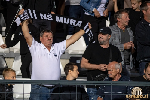 Navijači na tribunah.