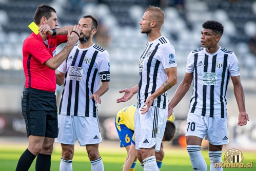 Protesti Murašev ob dodelitvi rumenega kartona Morrisu. Od leve: Obrenović, Kous, Balažic in Morris.