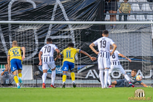 Zapravljena enajstmetrovka Luke Bobičanca.