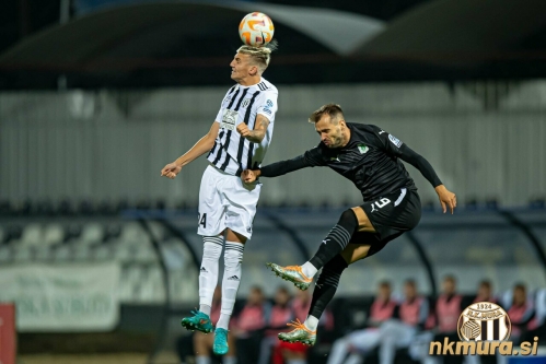 Tio Cipot je proti Olimpiji odigral odlično tekmo. Ob njem je Mustafa Nukić. Tio Cipot je proti Olimpiji odigral odlično tekmo. Ob njem je Mustafa Nukić.