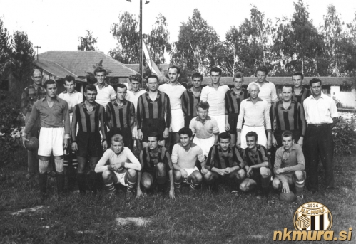Nogometaši Mure in zagrebškega Metalca. Muraši so v belih majicah. Zgornja vrsta od leve: Paviša (trener), Horvat, D. Deškovič, Fujs, Klepec, Babič, Pavličevič. Srednja vrsta: Maučec, Zelko. Čepijo: Bušen, Klajnšček in skrajno desno vratar Skalar.