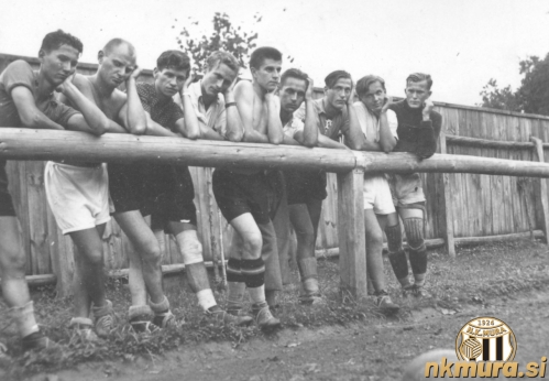 Nogometaši Mure na stadionu v Fazaneriji. Slavko Jandl je prvi z desne.