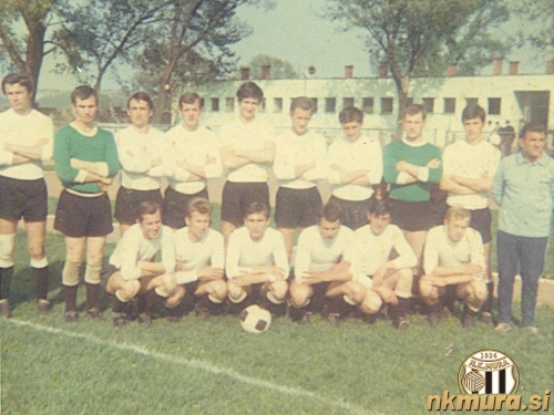 Nogometaši Mure na pripravah na Madžarskem. Franjo Jandl čepi zadnji z desne. Na fotografiji so nekdanji asi Mure Satler, Kukanja, Koblencer, Tkalčec, Sečko, Pihler, Rukavina, Jandl in ostali.