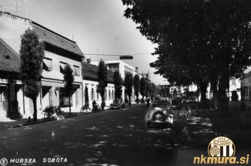 Pogled na Glavno oz. Titovo ulico v Murski Soboti. Pogled na Glavno oz. Titovo ulico v Murski Soboti.