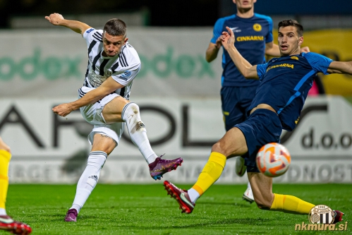 Mihael Klepač je v prvem polčasu zapravil kar nekaj lepih situacij. Mihael Klepač je v prvem polčasu zapravil kar nekaj lepih situacij.