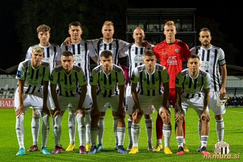 Začetna enajsterica Mure. Stojijo od leve: K. Cipot, Daku, Balažic, Maruško, Mihelak in Kous. Čepijo: T. Cipot, Klepač, Kuzmić, Beganović in Šroler. Začetna enajsterica Mure. Stojijo od leve: K. Cipot, Daku, Balažic, Maruško, Mihelak in Kous. Čepijo: T. Cipot, Klepač, Kuzmić, Beganović in Šroler.