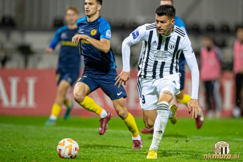 Mirlind Daku je dosegel prvi zadetek za Muro. Mirlind Daku je dosegel prvi zadetek za Muro.