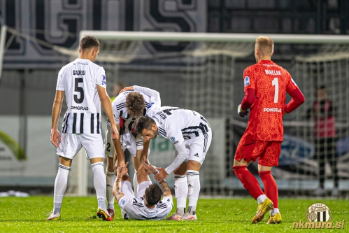 Martin Šroler po doseženem zadetku. Ob njem so Sadriu, K. Cipot, Kozar in Mihelak Martin Šroler po doseženem zadetku. Ob njem so Sadriu, K. Cipot, Kozar in Mihelak