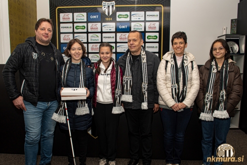 Predsednik Robert Kuzmič z Emo Bojnec in njeno družino. Predsednik Robert Kuzmič z Emo Bojnec in njeno družino.