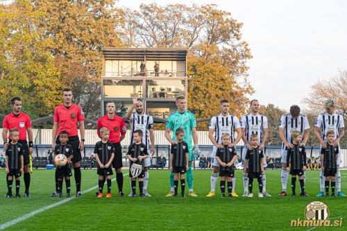 Pred pričetkom tekme. Sodniki ter Žiga Kous, Klemen Mihelak, Amar Beganović, Matic Maruško, Kai Cipot in Tio Cipot.