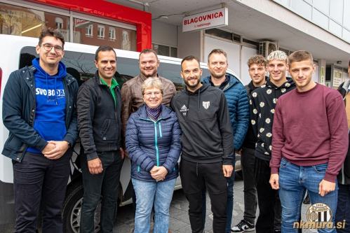 Žiga Kous, Kai Cipot, Tio Cipot in Amar Beganović z oboževalci. Žiga Kous, Kai Cipot, Tio Cipot in Amar Beganović z oboževalci.