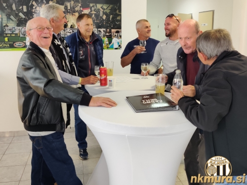 Obujanje spominov. Od leve: Franjo Jandl, Karel Glažar, Zoran Cirkvenčić, Jože Kosi, Denis Žilavec, Milan Koblencer in Jože Horvat Didi. Na mizi je album čarno-bejli. Obujanje spominov. Od leve: Franjo Jandl, Karel Glažar, Zoran Cirkvenčić, Jože Kosi, Denis Žilavec, Milan Koblencer in Jože Horvat Didi. Na mizi je album čarno-bejli.