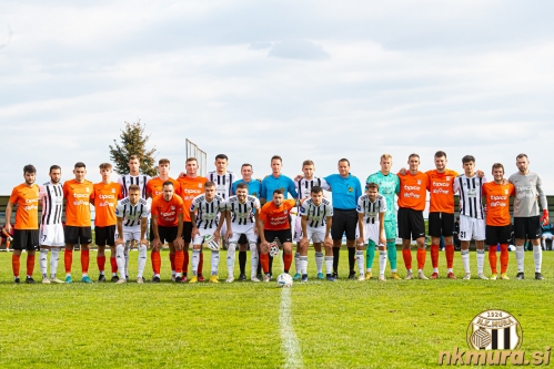 Skupinska fotografija pred tekmo. Zadnja vrsta od leve: Aljoša Gregorec, Alen Kozar, Blaž Toplak, Niko Houbar, Mihajlo Baić, Vito Houbar, Žiga Legen, Mirlind Daku, Simon Smej (1. pomočnik), Matej Kapun (gl. sodnik), Amar Beganović, Andrej Kranjc (2. pomočnik), Klemen Mihelak, Tilen Berden, Gal Šinkec, Miha Kompan Breznik, Robert Votek in Marsel Zorko. Čepijo: Josip Majić, Gregor Bunderla, Luka Bobičanec, Dardan Shabanhaxhaj, Dejan Tivadar, Srđan Kuzmić in Klemen Pucko. Skupinska fotografija pred tekmo. Zadnja vrsta od leve: Aljoša Gregorec, Alen Kozar, Blaž Toplak, Niko Houbar, Mihajlo Baić, Vito Houbar, Žiga Legen, Mirlind Daku, Simon Smej (1. pomočnik), Matej Kapun (gl. sodnik), Amar Beganović, Andrej Kranjc (2. pomočnik), Klemen Mihelak, Tilen Berden, Gal Šinkec, Miha Kompan Breznik, Robert Votek in Marsel Zorko. Čepijo: Josip Majić, Gregor Bunderla, Luka Bobičanec, Dardan Shabanhaxhaj, Dejan Tivadar, Srđan Kuzmić in Klemen Pucko.
