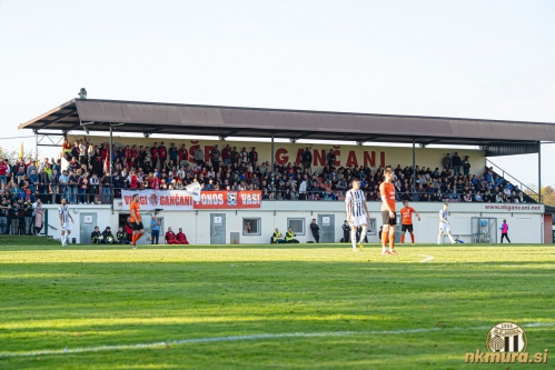Pogled na polno tribuno športno rekreacijskega centra Gančani. Pogled na polno tribuno športno rekreacijskega centra Gančani.