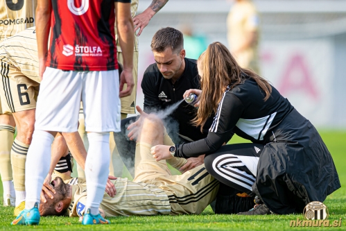 Poškodba Žige Kousa. Pomagata mu Nina Gjergjek in Matjaž Piberčnik.