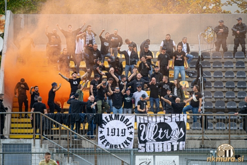 Navijaška skupina Blacvk Gringos se je v velikem številu zbrala v Sežani.
