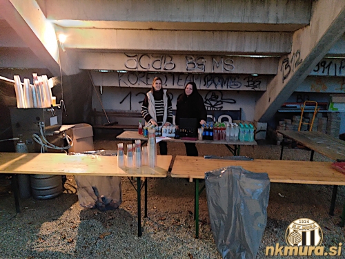 Improviziran šank pod severno tribuno na tekmi Mura : Bravo. Improviziran šank pod severno tribuno na tekmi Mura : Bravo.