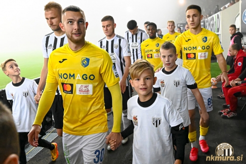 Prihod igralcev na igrišče. Prihod igralcev na igrišče.