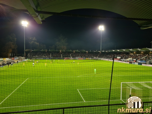 Navijaški pogled s severa na polne tribune.