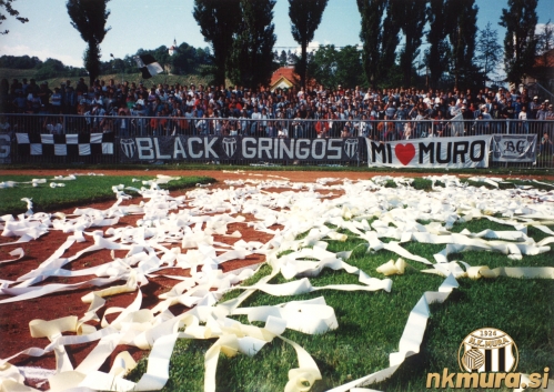 Navijaška skupina Black Gringos na tekmi finala pokala med Mariborom in Muro leta 1994. Navijaška skupina Black Gringos na tekmi finala pokala med Mariborom in Muro leta 1994.
