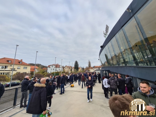 Zbirališče navijačev Mure je bilo pred severno tribuno Ljudskega vrta.