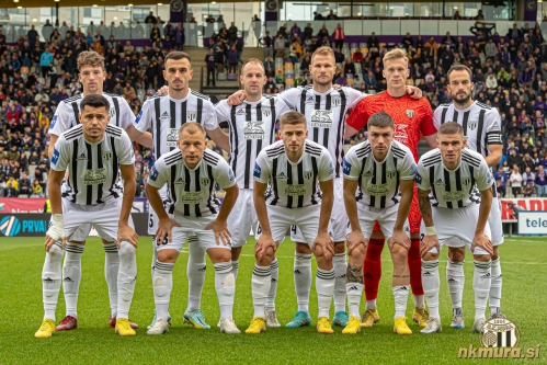 Začetna enajsterica Mure: Stojijo od leve: K. Cipot, Sadriu, Maruško, Balažic, Mihelak, Kous. Čepijo: Daku, Šimkus, Beganović, Klepač in Bobičanec.