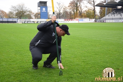 Jernej Rumež pri pregledu zelenice. Jernej Rumež pri pregledu zelenice.