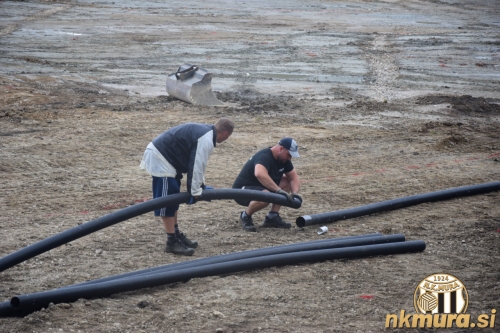 Murini vzdrževalci so sodelovali pri izgradnji nove zelenice. Levo Štefan Hari, desno Jernej Rumež. Murini vzdrževalci so sodelovali pri izgradnji nove zelenice. Levo Štefan Hari, desno Jernej Rumež.