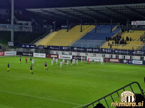 Pogled na zelenico celjskega stadiona. Pogled na zelenico celjskega stadiona.