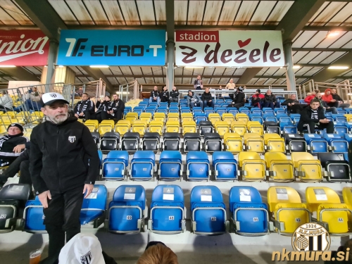 Tribuna s simpatizerji Mure. Tribuna s simpatizerji Mure.