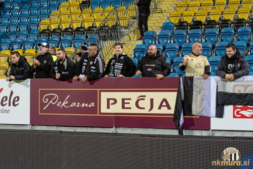 Muro so v Celju spremljali zvesti navijači. Muro so v Celju spremljali zvesti navijači.