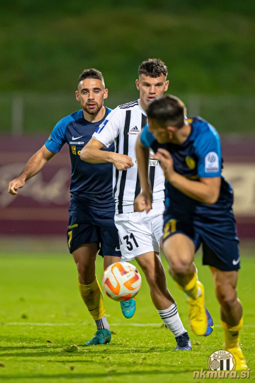 Srđan Kuzmić med dvema Celjanoma. Srđan Kuzmić med dvema Celjanoma.