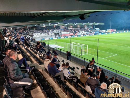 Na tribunah se je zbralo 1500 gledalcev. Na tribunah se je zbralo 1500 gledalcev.
