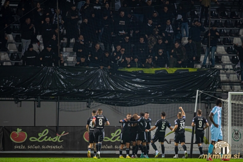 Proslavljanje zadetka pred Black Gringosi. Proslavljanje zadetka pred Black Gringosi.