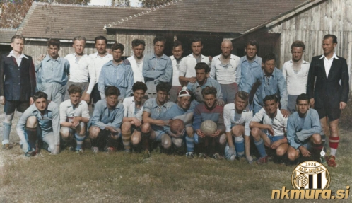 Stojijo od leve v belih majicah: __, __, __, Jurij Vrtarič, Mirko Babič, Feri Zelko, Štefan Aki Norčič, Vladimir Kukanja (sodnik). Čepijo v belih majicah: Karel Fujs, Ciril Klajnšček, Alojz Režonja (vratar s čepico), Aleksander Bušen, __. Bralce prosimo za razpoznavanje oseb s fotografije. Fotografija je bila računalniško spremenjena v barvno.