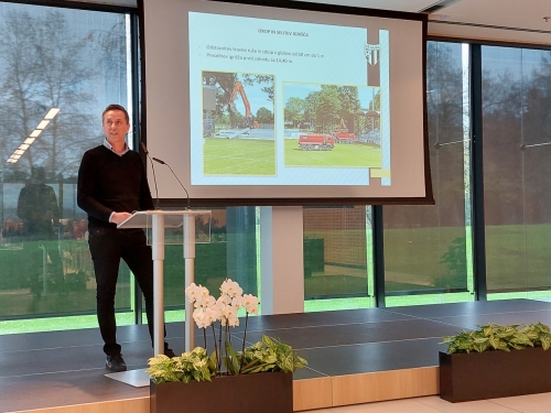 Poslovni direktor Mure Aleš Kegelj je predstavil prenovo igrišča na Fazaneriji. Poslovni direktor Mure Aleš Kegelj je predstavil prenovo igrišča na Fazaneriji.